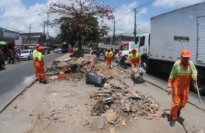 Marcelo Palmeira vistoria serviços na Avenida Benedito Bentes