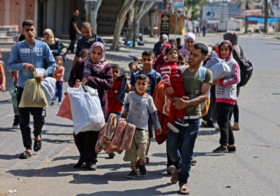 Milhares de famílias em Gaza fogem de forma caótica após ultimato de Israel; Hamas rejeita ordem