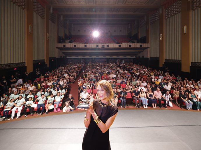 'O Ceará é parte de mim', diz Mariana Ximenes ao receber homenagem no 35° Cine Ceará