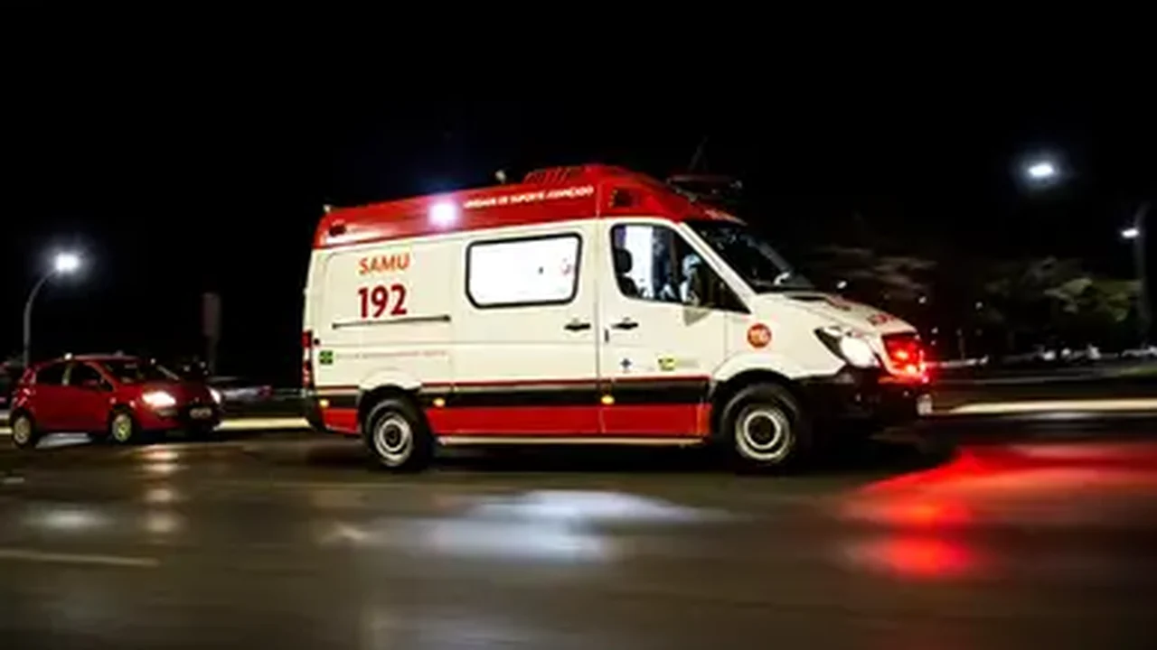 Samu atende vítimas de colisão entre carro e moto, em São Luís do Quitunde