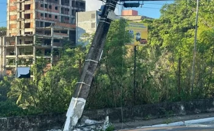 Caminhão-pipa colidiu com um poste no início da madrugada desta terça-feira