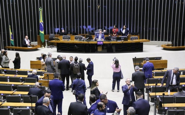 Câmara propõe liberar acúmulo de aposentadoria e salário para deputados; entenda