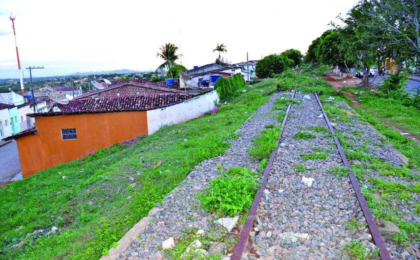Drama de 300 famílias que moram à beira da ferrovia em Palmeira persiste