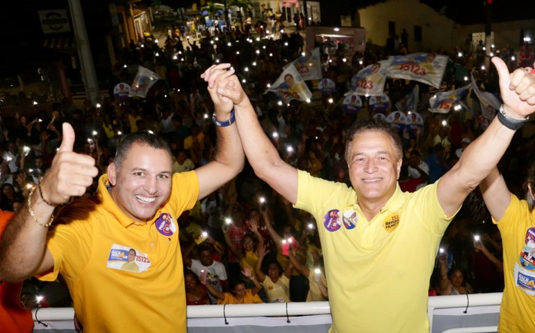 Deputado Galba Novaes recebe o carinho da população de Campestre