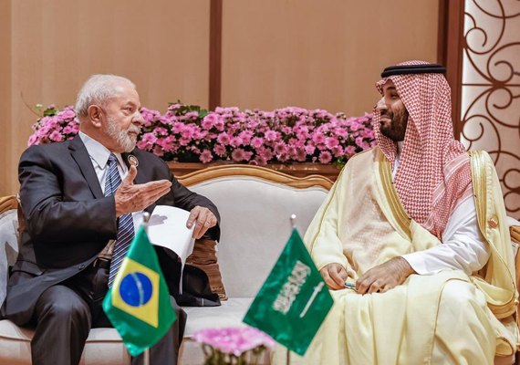 Lula encontra príncipe saudita que deu joias a Bolsonaro e delegação do país virá ao Brasil analisar obras do PAC