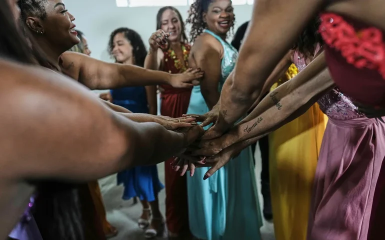 Concurso de canto em presídio carioca dá saída criativa para mulheres atrás das grades