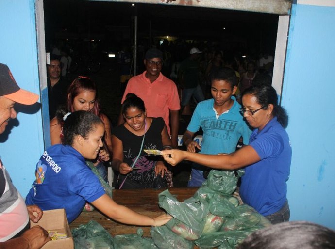 Prefeitura de Campo Alegre doa peixe, arroz e leite de coco para a população