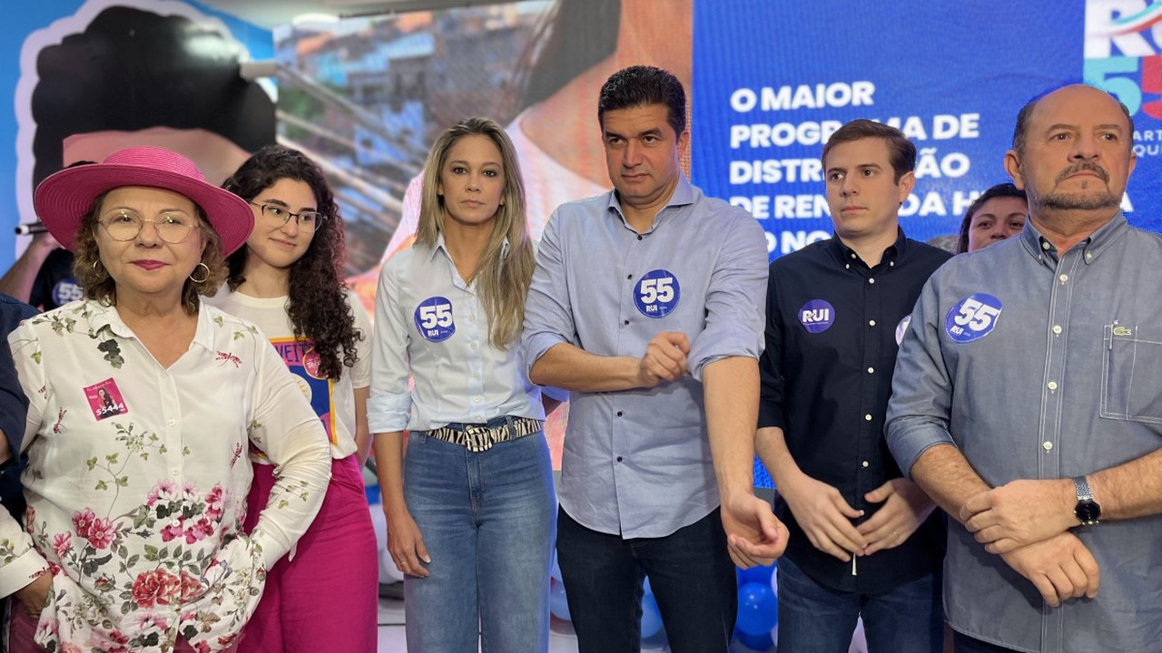 Para enfraquecer adversária, veterano Antônio Albuquerque ataca a jovem Teca Nelma no comitê de Rui Palmeira, em Arapiraca