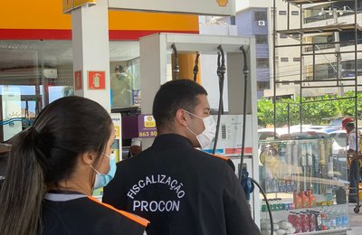 Procon Maceió fiscaliza postos para apurar se houve aumento abusivo em preços