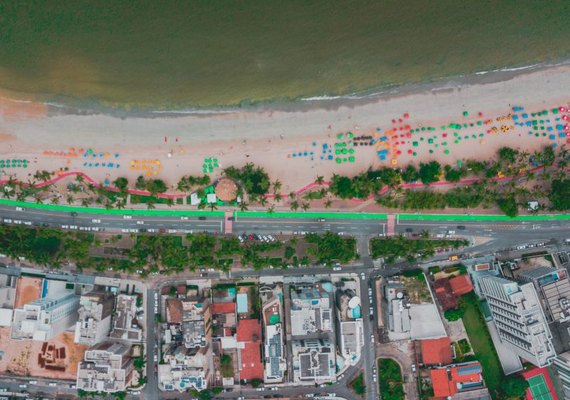 Maceió implanta ciclofaixa verde na Avenida Sílvio Viana, na orla de Ponta Verde