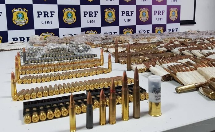 Mulher é presa ao transportar balas de fuzil em carro