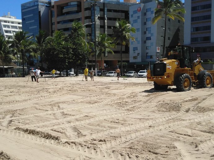 Arena começa a ser montada para o Macena Open de Beach Tennis na praia da Pajuçara