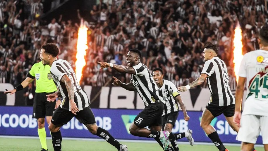 Botafogo derrota Fluminense e dorme na liderança do Brasileiro