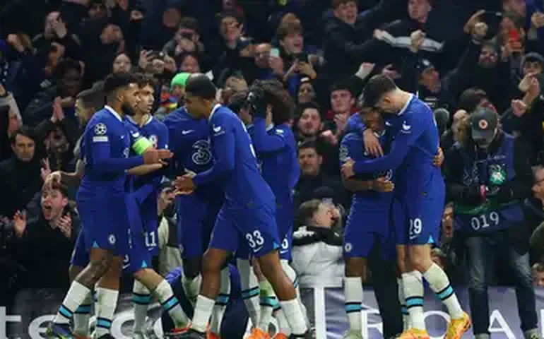 Brasileiro faz contra e Tottenham vence em casa no Inglês; Chelsea vacila e cede empate
