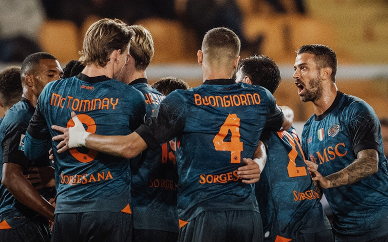 Goleiro defende pênalti, Napoli supera Lecce e mantém topo do Italiano; Milan tropeça