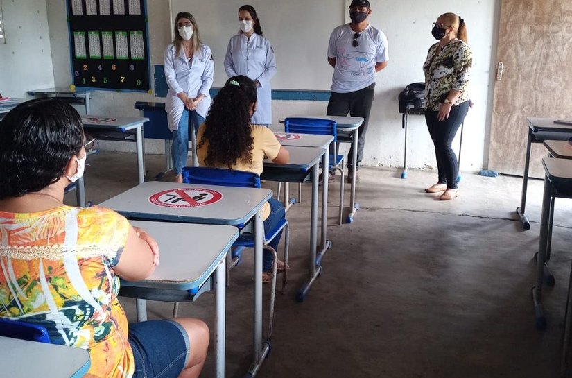 Equipe da SEMED Penedo e pais de alunos se reúnem sobre volta as aulas na zona rural