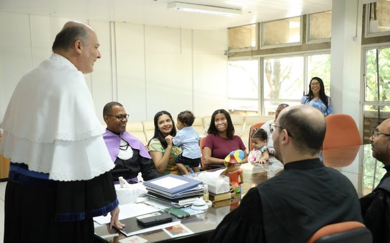 Aluno de Letras em Arapiraca cola grau para assumir concurso estadual