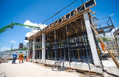 Prefeitura realiza concretagem da estação elevatória do Riacho do Sapo