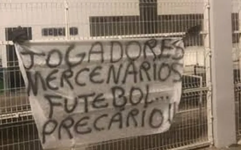 Torcida do ASA segue protestando após eliminação do clube da Copa Alagoas