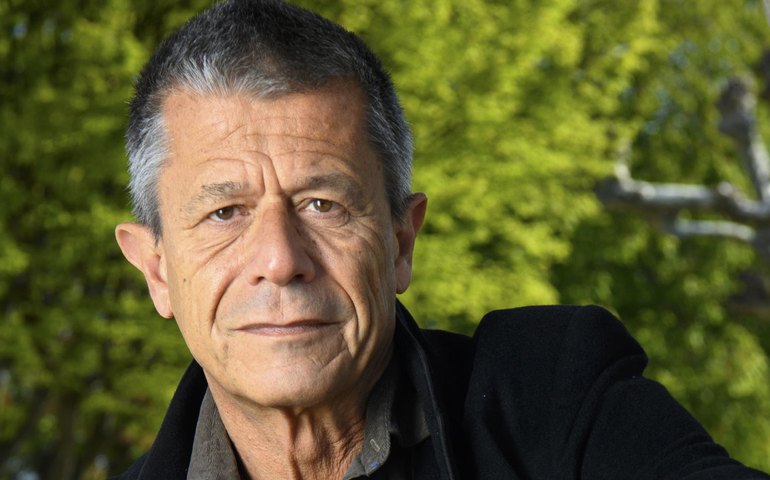 Em ‘V13’, Emmanuel Carrère acompanha julgamento histórico de atentados em Paris: ‘Queria entender o que os acusados tinham na cabeça’