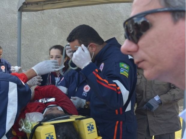 Bombeiros trabalhando no socorro das vítimas