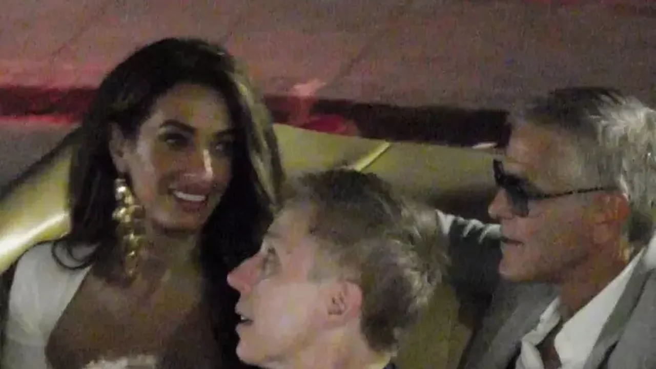 George e Amal Clooney curtem férias em Capri e passeiam em táxi conversível