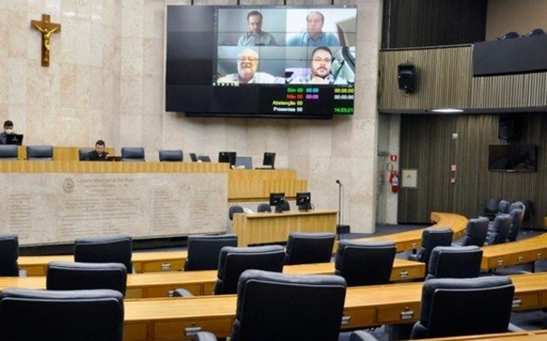 Vereadores de SP criticam corte de salário e discutem em grupo de WhatsApp