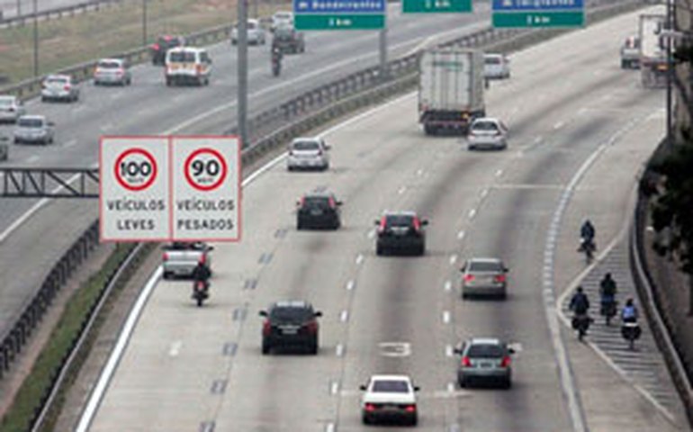 Rodovia Castello Branco sofre bloqueio após acidente entre caminhão e carreta