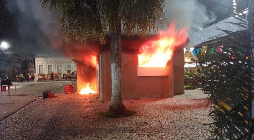 Lanchonete pega fogo e fica destruída em Simão Dias