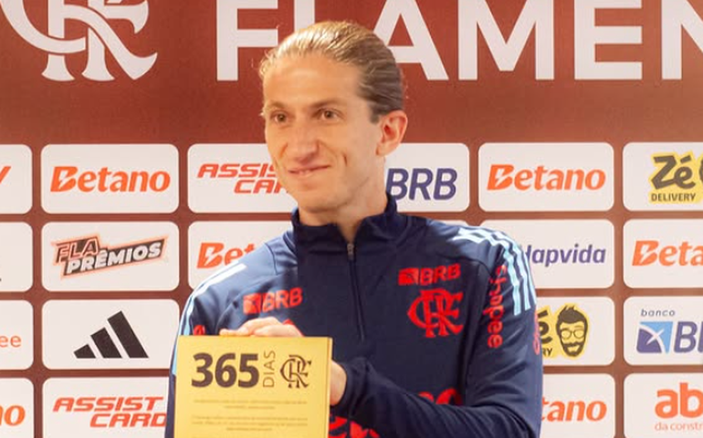 'Espero ficar muito tempo', diz Filipe Luís, homenageado pelo 1º ano treinando o Flamengo