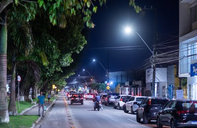 Prefeito JHC entrega iluminação em LED em avenidas do Graciliano Ramos
