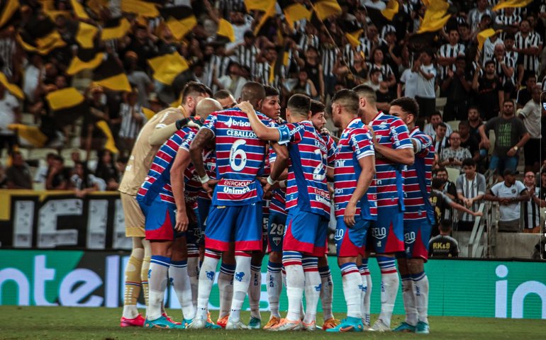 Com festa da torcida, Fortaleza embarca para final da Sul-Americana; Vojvoda pede:'Desfrutem'