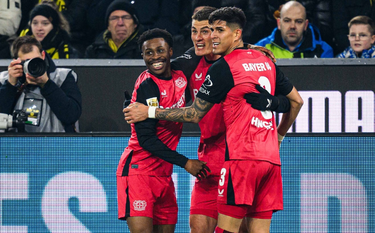 Leverkusen faz três gols em 19 minutos, vence o Borussia e esquenta briga no topo do Alemão