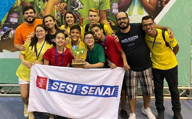 Equipes Sesi/Senai comemoram prêmios no torneio regional de robótica