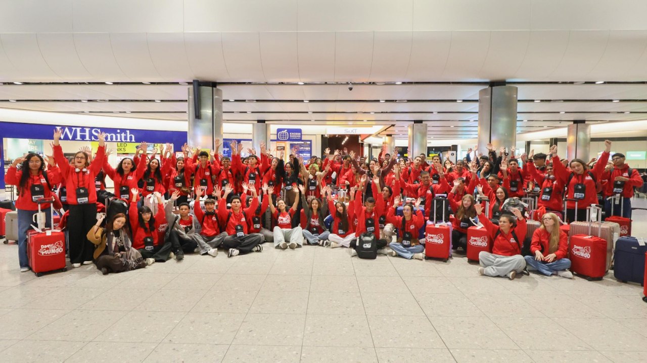 Primeiro grupo de 100 estudantes de Alagoas desembarca na Inglaterra para intercâmbio