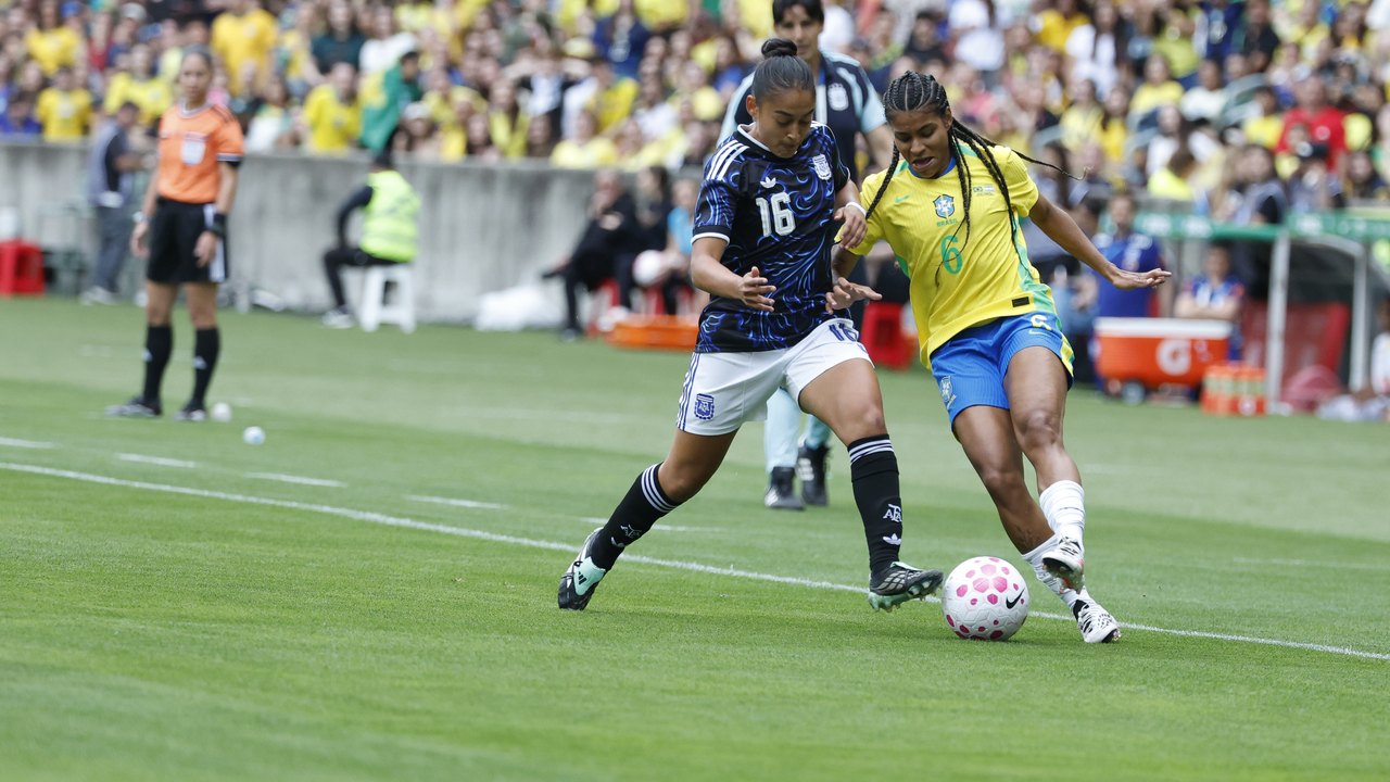 Após cortes, seleção feminina chega a Recife para encarar Argentina