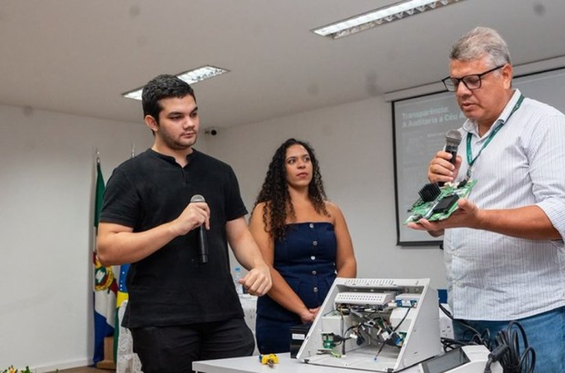 Estudantes do Cesmac conhecem funcionamento da urna eletrônica durante Semana Nacional do Sistema Eletrônico de Votação