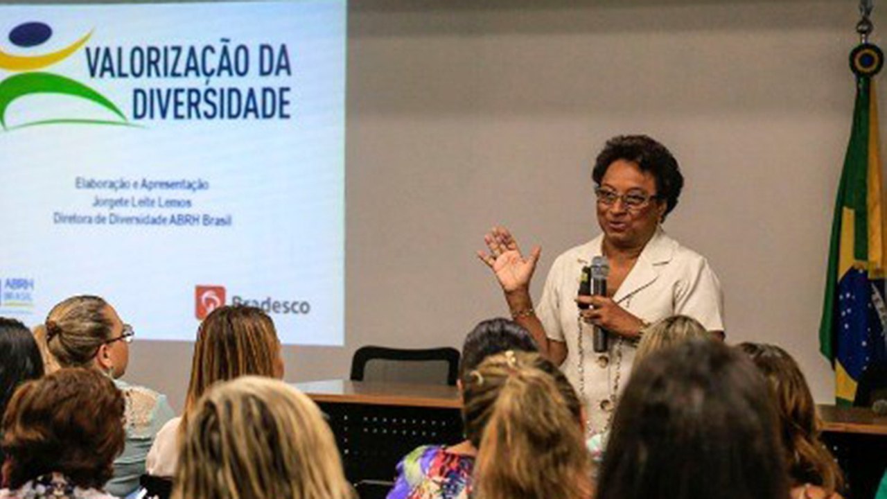 Jorgete Lemos fala sobre sua trajetória de luta de vida em palestra sobre diversidade