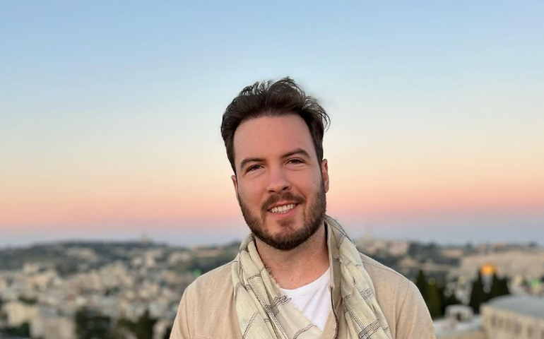 Thiago Nigro vai às compras em Orlando e mostra mansão alugada com quartos temáticos