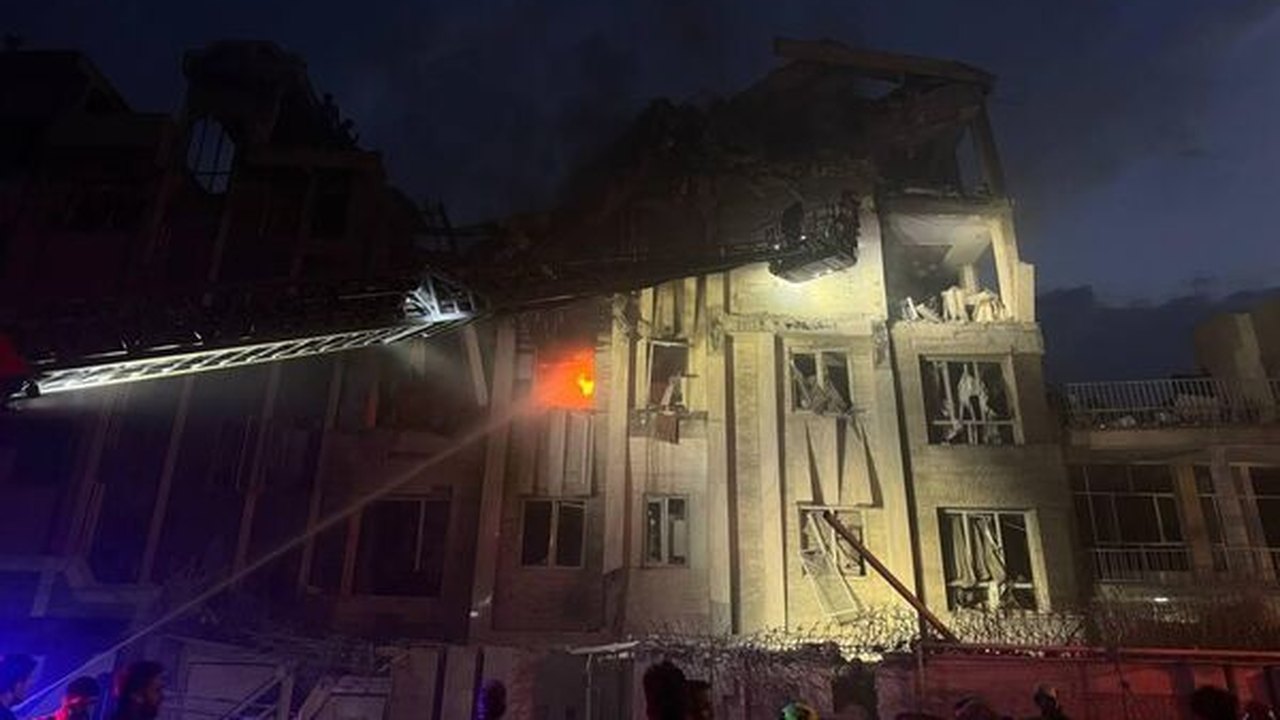 Veja imagens de uma casa destruída em Teerã