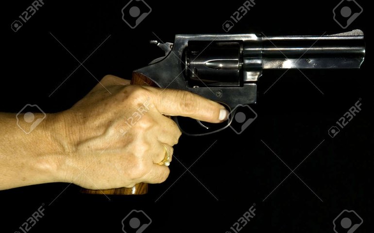 Uma pessoa morreu e três ficaram feridas em festa com membros de uma torcida organizada do CSA