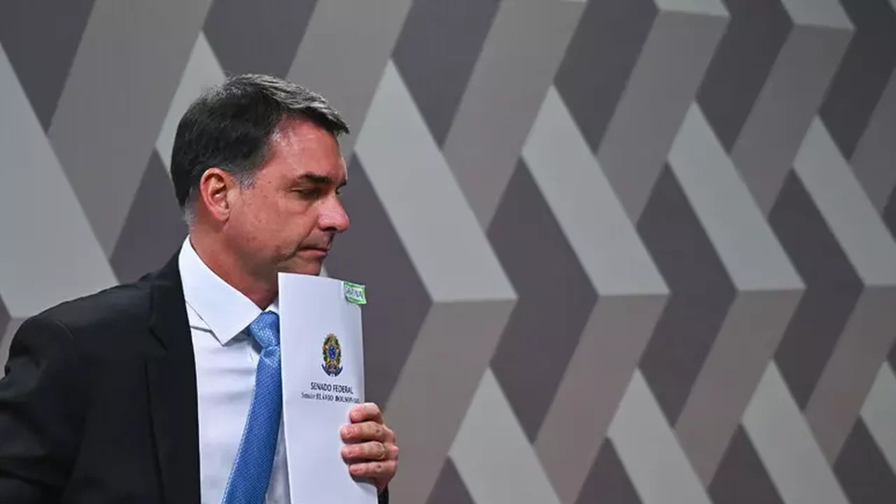 Em meio ao embate com o governo, Flávio lança jingle com funk criado por IA que diz que 'Pix é do Bolsonaro'