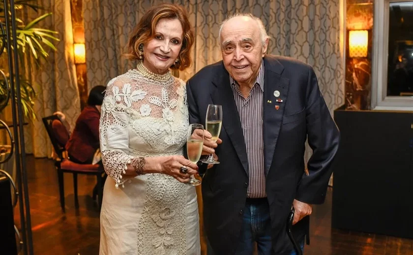 Com foto com Mauro Mendonça, Rosamaria Murtinho 'zera' trend: 'Indo para 2024 com o mesmo de 1959'