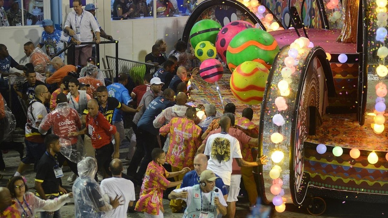 Acidente durante desfile na Sapucaí deixa 20 feridos