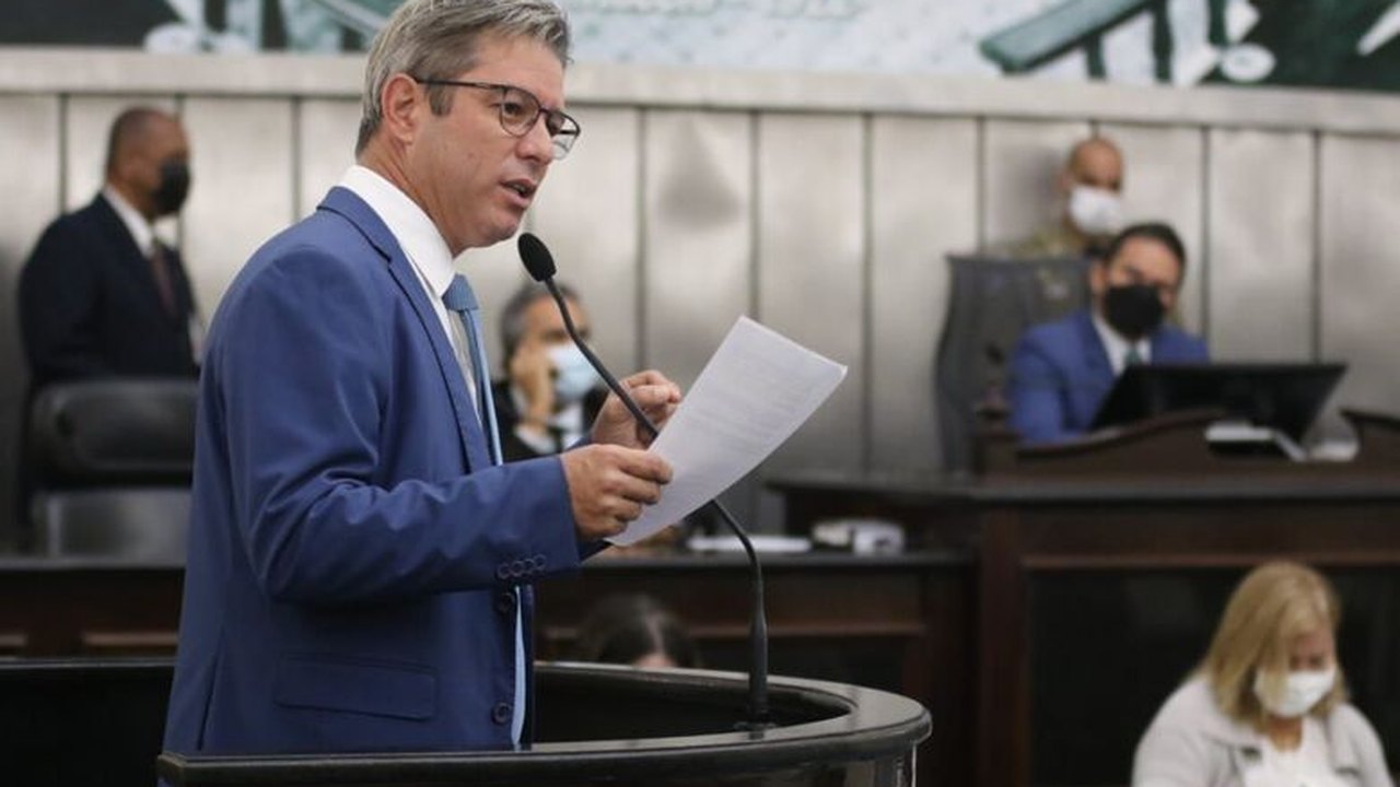 Cabo Bebeto critica PL de ‘premiação’ de estudantes e diz que medida é “política rasteira que não liberta e não agrega”