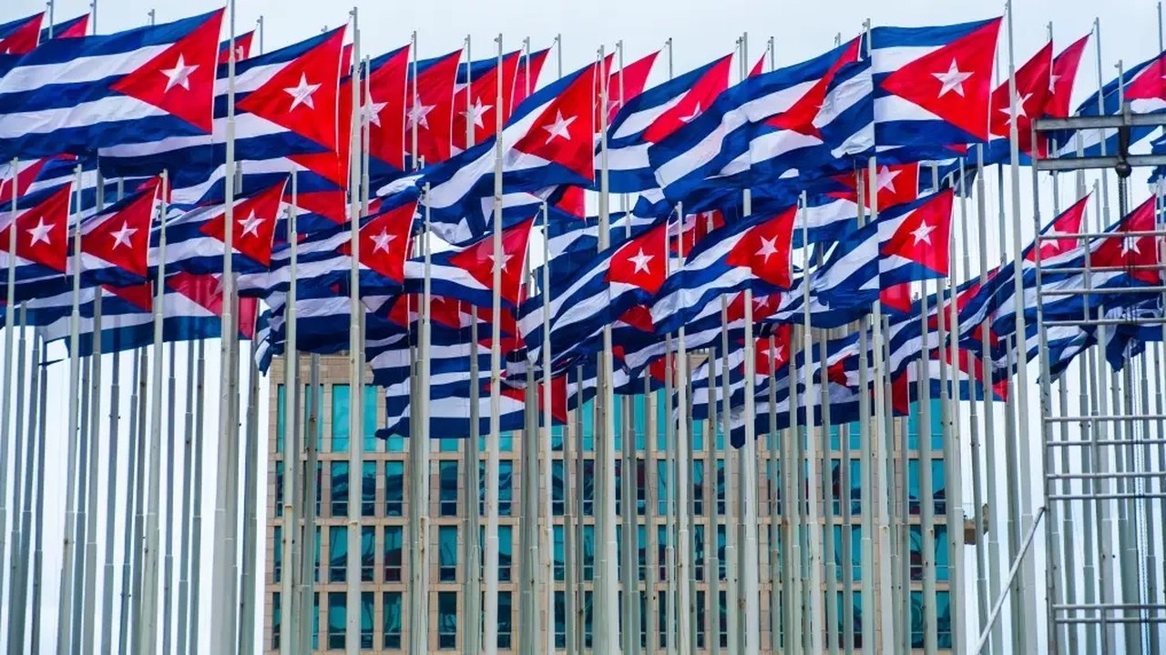 Homem joga dois coquetéis molotov contra embaixada de Cuba nos EUA