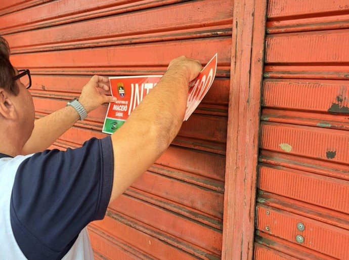 Vigilância Sanitária interdita farmácia em Chã de Bebedouro