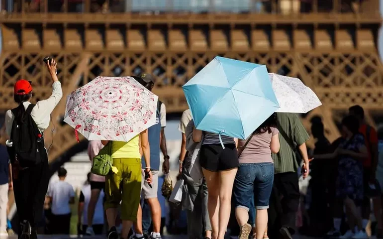 Onda de calor provoca fechamento do topo da Torre Eiffel