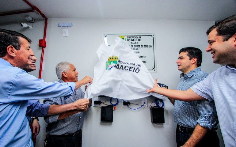 Rui Palmeira entrega obras de reforma da Secretaria de Saúde