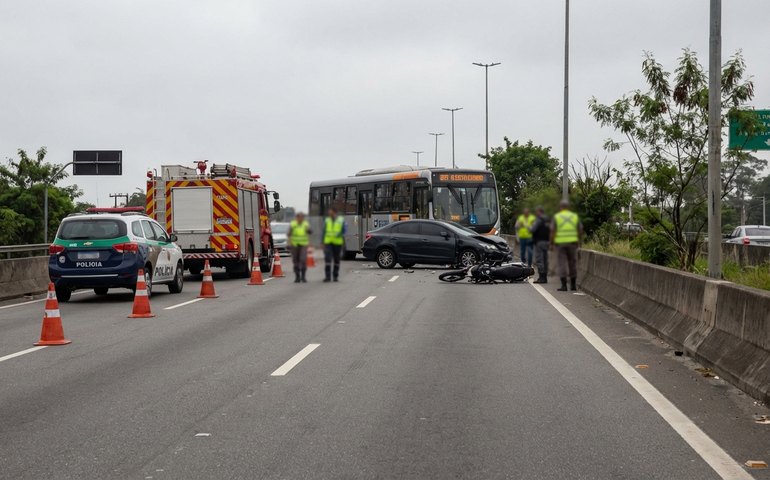 Motociclista morre em colisão com ônibus e carro na Linha Amarela